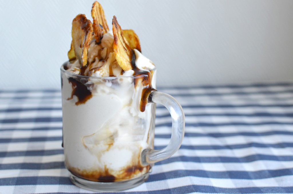 Frozen Yoghurt with Cola Syrup and  Chips